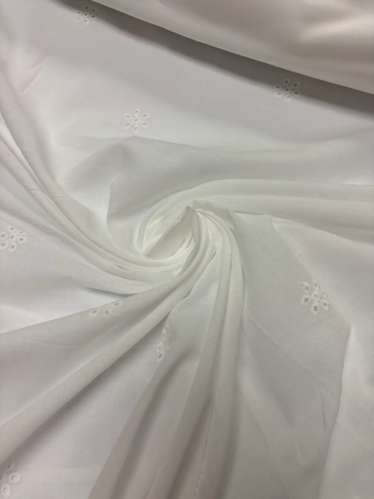 White Sparse Floral with Scallop Selvedge Sangallo Eyelet Cotton | Lace | Made in Italy